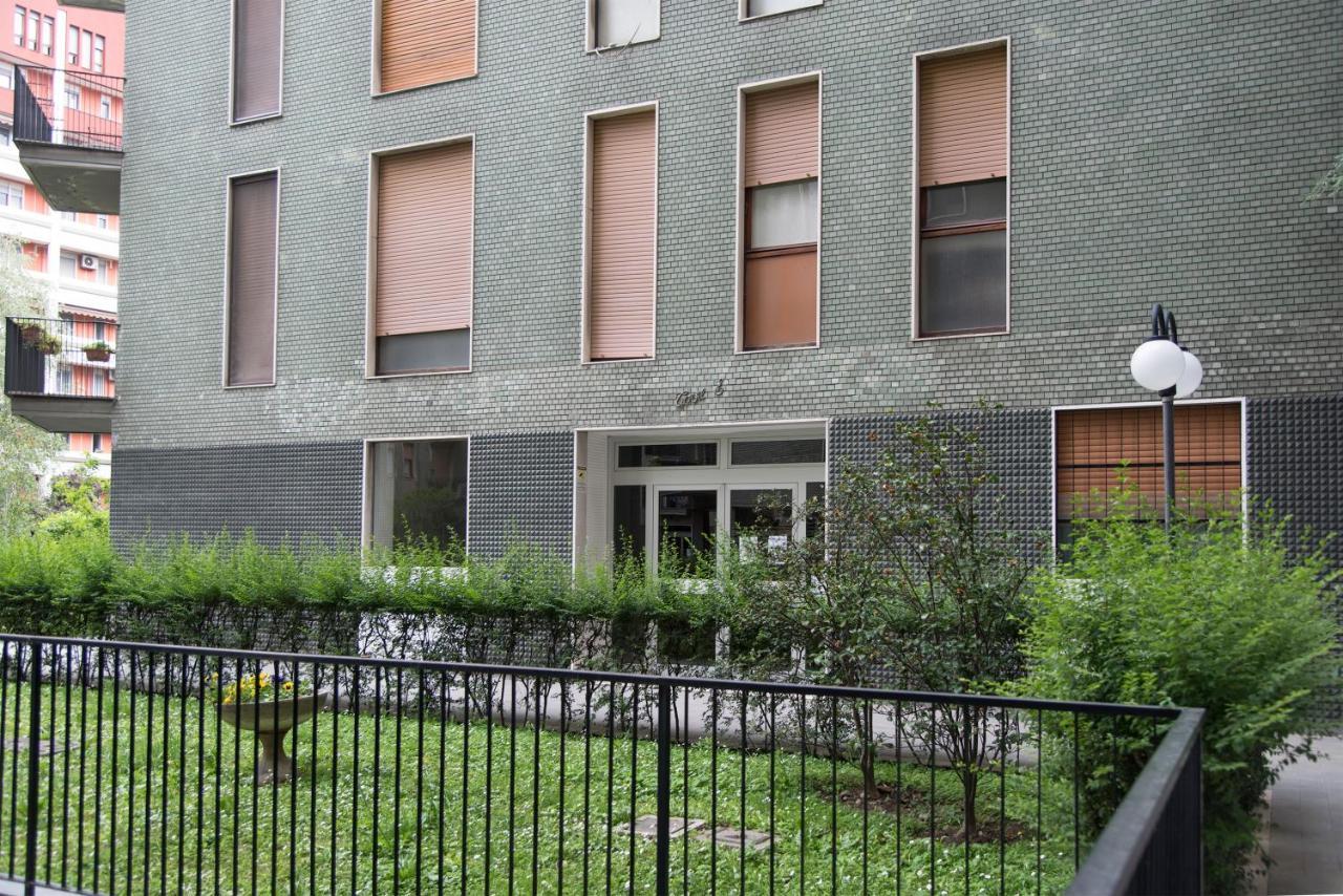 Gorgeous And Peaceful Near Metro Stop Apartment Mailand